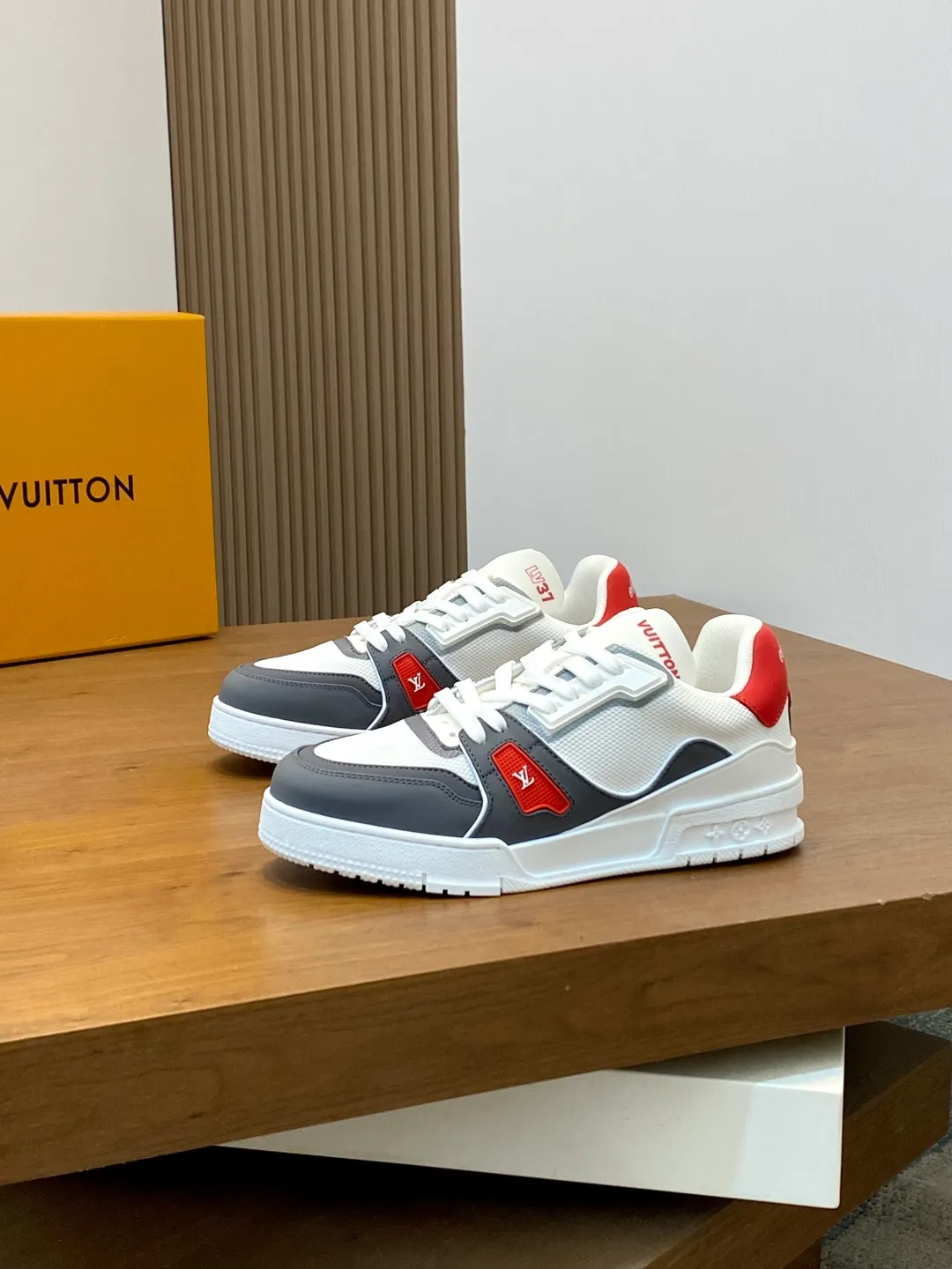 Men's shoes 💰900 Loui* Vuitto* - Louis ** donkey house New color matching men's trainer sneakers, this LV Trainer sneaker is made of calfskin and breathable mesh, showing pure colors, the #54 logo on the back traces the brand's birth in 1854, the designer's handwritten brand logo embellishes one side, designed by Virgil Abloh himself, a very commemorative sneaker, the new lv Louis Vuitton loui* vuitto* trainer sneaker low casual sports culture versatile basketball sneakers Size: 39-44 (customized at 38.45)